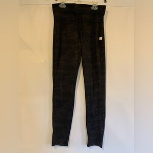 Vuori Women’s Daily Legging Dark Camouflage Medium